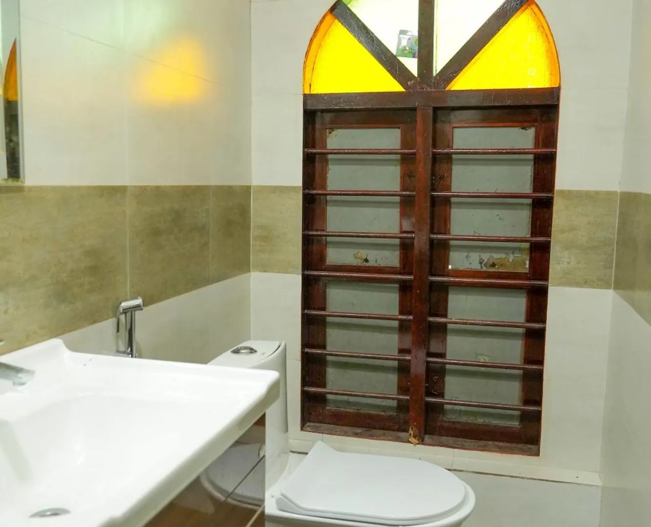 St. Mary Houseboat Hotel Kumarakom Botel